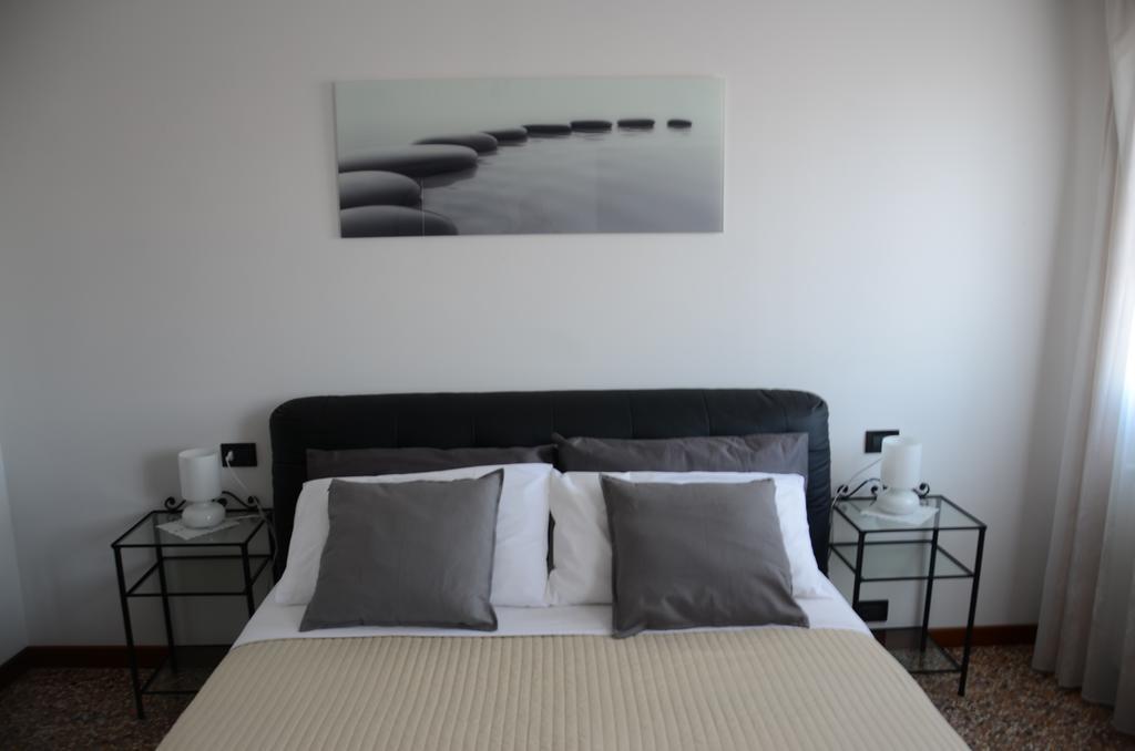 Ca' Delfina Holiday Home Venezia Camera foto